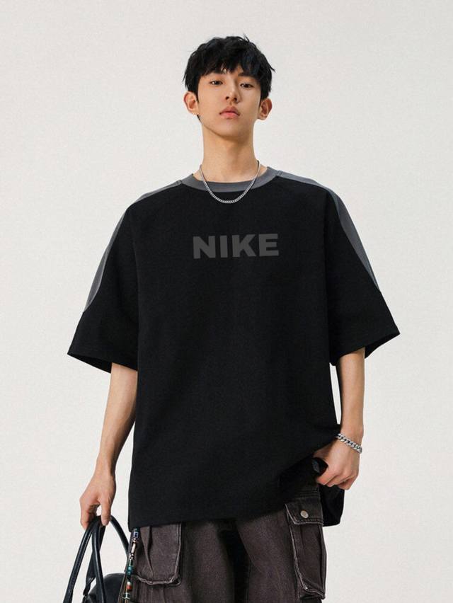新款耐克Nike 刺绣重工拼接Ins 领口螺纹针织情侣同款宽松落肩短袖T恤 面料: 280G重磅纯棉新疆长绒棉 采用特定重磅32S精棉平纹针织面料，300克重；