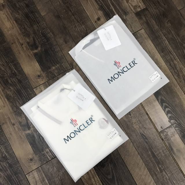 Moncler25Ss情侣款休闲商务Polo衫 采用客供进口高克重40支珠地面料面料柔软顺滑 上身舒适，透气性非常好，臻品级 每个男生的衣橱里，必定有一件百穿不