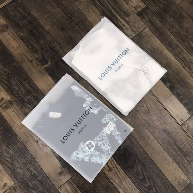 Lv2025新款情侣款圆领各种图案抽象短袖 高版本高品质原版面料 网红明星同款 胸前字母流星波纹拼色短袖 面料客供清水棉面料，手感非常舒服 超级百搭好看的一款短