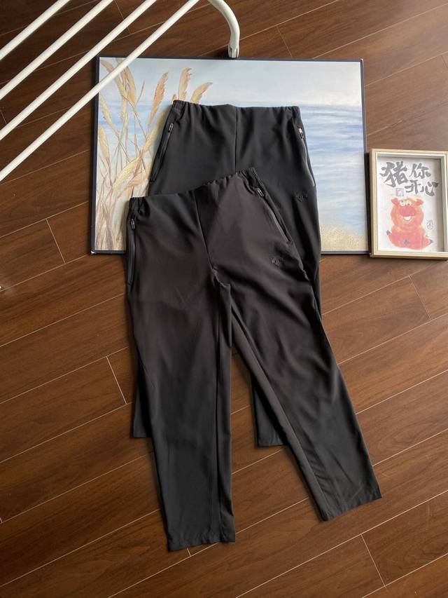 柜子同步新款速干裤！高品质 性价比超高！2025Descente Tra系列梭织运动长裤夏季超薄款 超薄梭织长裤，黑标款两侧防水拉链，面料轻薄透气速干户外运动非