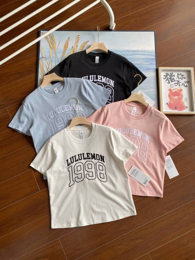 订单货！马卡龙4色独家首发！2025新款Luluemon_Relaxed-Fit学院风T短袖 1988刺绣纪念限定发售 双纱230克透气上身舒服，重工进口刺绣！