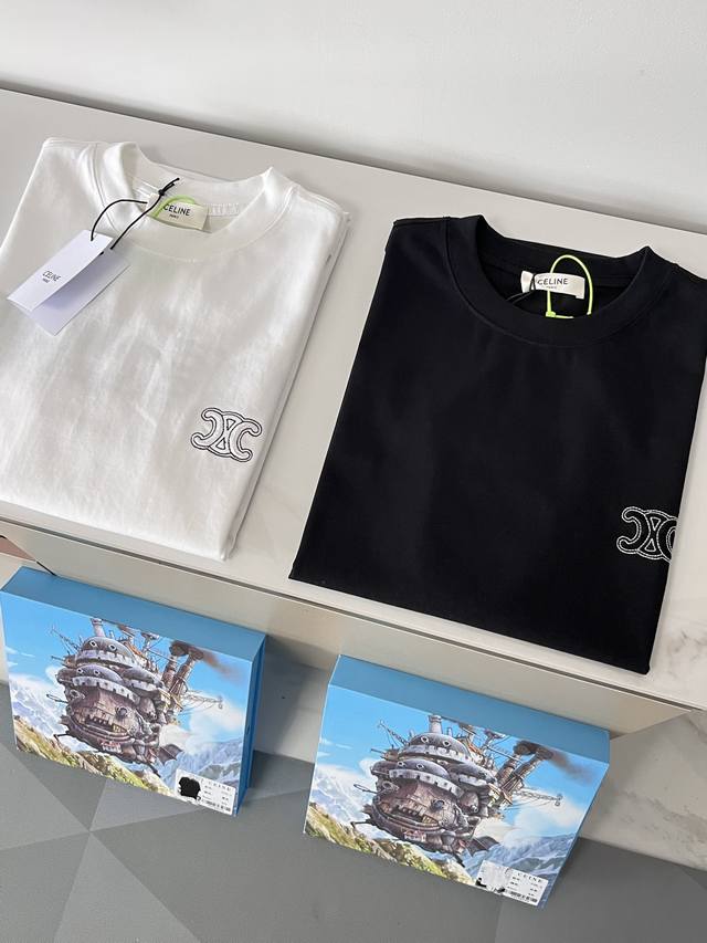 盒装短袖 ，码数Xs-L 略同于平常M-2Xl ，男女同款，宽松版型，可参考尺码表，不用刻意加号。 Celine2025Ss春夏新款刺绣字母短袖T，定织100%