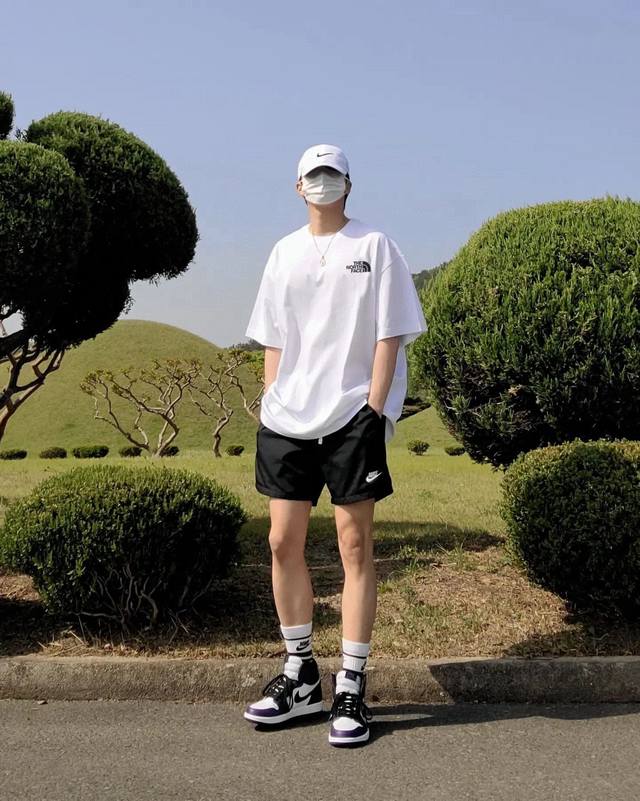 The North Face 北面夏季旅行落日金山短袖半袖T恤情侣款 面料采用260G双纱纯棉，做工规整，纹路清晰穿着舒适！ 胸前精致的印花小标 加后背的户外设