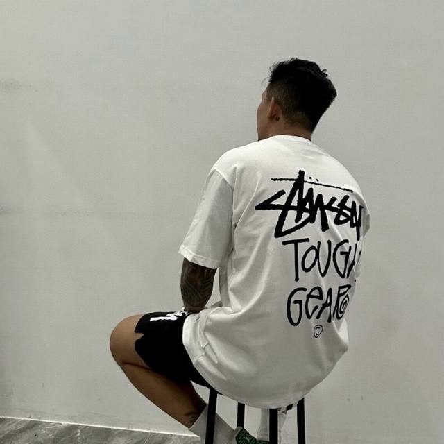 Stussy Ss24 丝网印刷图案Logo短袖T恤 男女同款 始于海滩文化的Stussy ，从冲浪玩到滑板，创作与美感不断的占有街头潮流，联名系列也是备受追捧