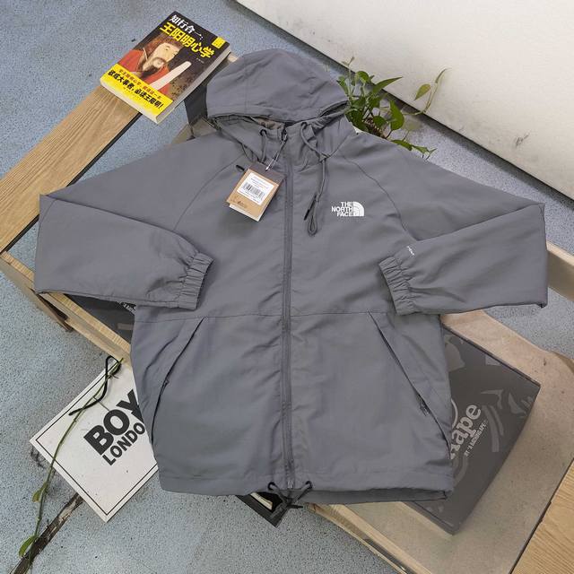 款号：Dg4162 2025新款The North Face北面Tnf经典刺绣Logo绣花休闲情侣连帽冲锋衣外套，采用爽滑亲肤梭织面料，面料厚实立体感更强，体感