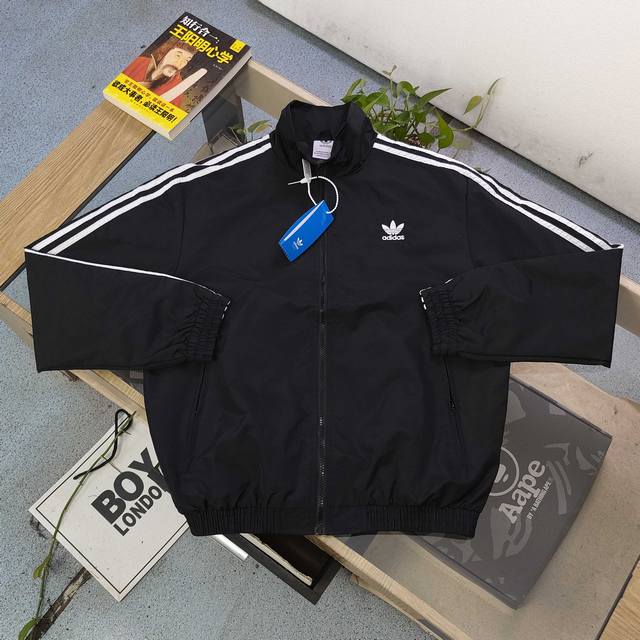款号：Dg0407 2025新款Adidas阿迪达斯经典三道杠莲花刺绣Logo休闲情侣立领夹克外套，采用爽滑亲肤梭织面料，面料厚实立体感更强，体感更舒服，定位裁