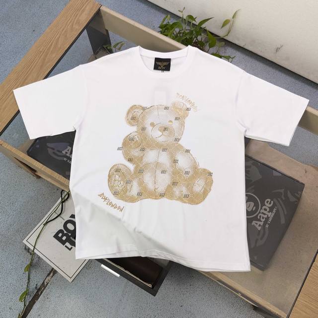 款号：Aj923 高版本 2025新款Boylondon烫金玩偶熊镶钻图案Logo印花休闲情侣短袖T恤，采用230克重的纯棉双纱面料，我们只做精品面料、做工 、