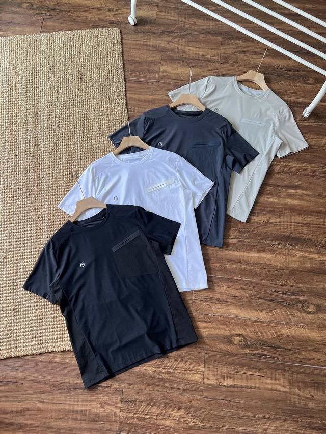 Lululemon拼接冰感速干功能性T恤，夏季功能性T恤兄弟们不要错过，速干面料拼接户外防水面料，采用冰感纤维，接触皮肤瞬间有凉感，能带来清凉触感，具有良好的吸