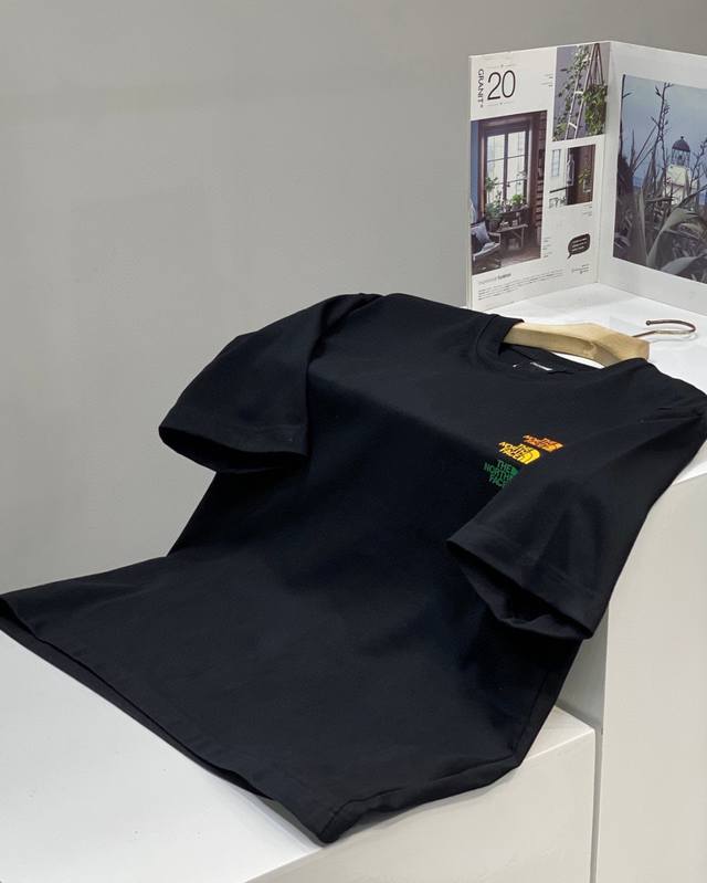 Thenorthface北面三色Logo印花休闲宽松情侣款 短袖T恤 款号：C327 颜色: 黑色 白色 细节版本一比一复刻 重磅专柜最新款！走一波！绝对私房牛