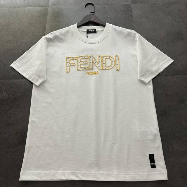 爆款推荐 Fendi芬迪2025新款中空绣花印花短袖T恤 原版面料高版本高品质 网红明星同款 定制32支精梳棉 最新中空字母绣花+印花工艺 手感非常舒服 超级百