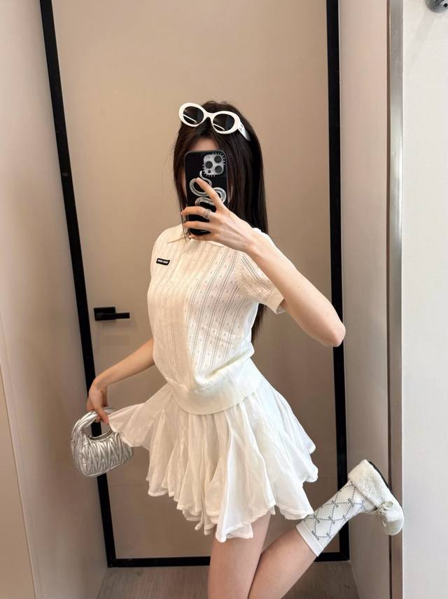 上新 Miumiu格雷公主Polo衫 高知学院感疯狂被种草 这几年学院休闲风真的太火爆了 时髦又天真学院气息 简单搭配也能引领时尚潮流 经典小Polo领设计 穿