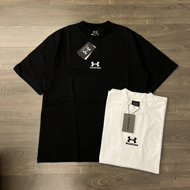 Balenciaga 巴黎世家 X Under Armour 安德玛联名款前后刺绣 Logo 情侣圆领短袖T恤-顶级版本 Color：黑色 白色 Size：Xs