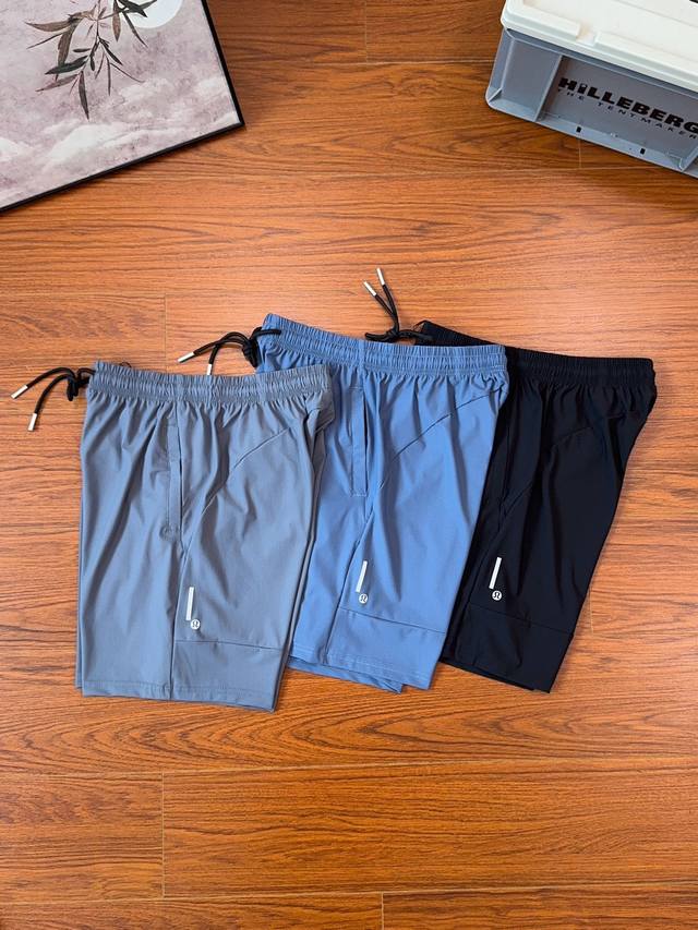 Lululemon 2025 活力入夏灰标系休闲五分运动户外短裤！低调有型正确的打开方式~炎炎夏日～依然可以享受到舒适无比的穿着体验。银灰色小软标+胶浆反光条
