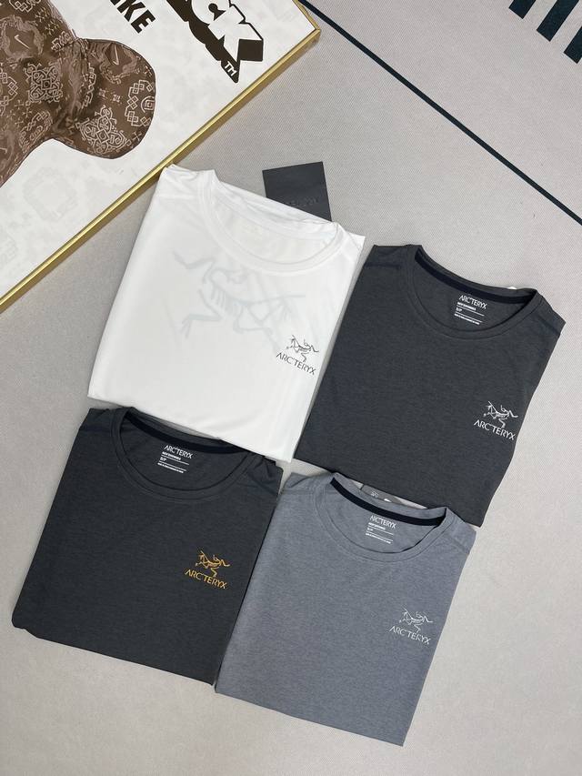Arc’Teryx 始祖鸟2025夏装新款无逢反光大Logo高弹力速干冰丝短袖。 户外功能性面料 77的聚酯纤维23的氨纶 ，不起球 不退色 不变形 透气性高