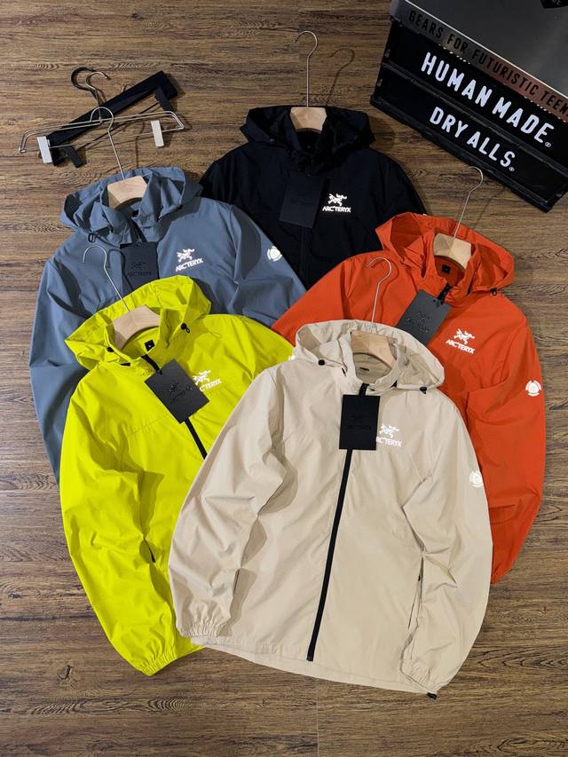 供 Arcteryx 始祖鸟春夏25S爆款冰丝薄款防晒服速干男女宽松可脱卸连帽皮肤衣 户外运动连帽防晒衣上新，Upf值100+，冰丝面料冰霜降温衣，一件多穿，早