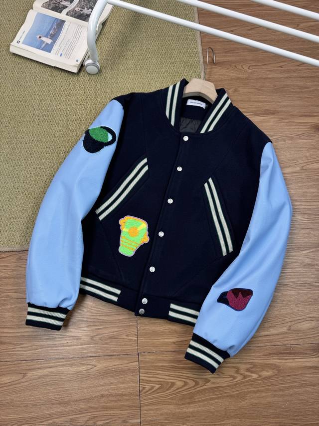 Kikokostadinov限定徽章拼皮棒球服外套 高克重毛呢面料 对色订染荔枝纹皮料，开模订制纽扣及刺绣章仔 下摆做了收腰工艺处理 上身更加修饰身形凸显腰身比