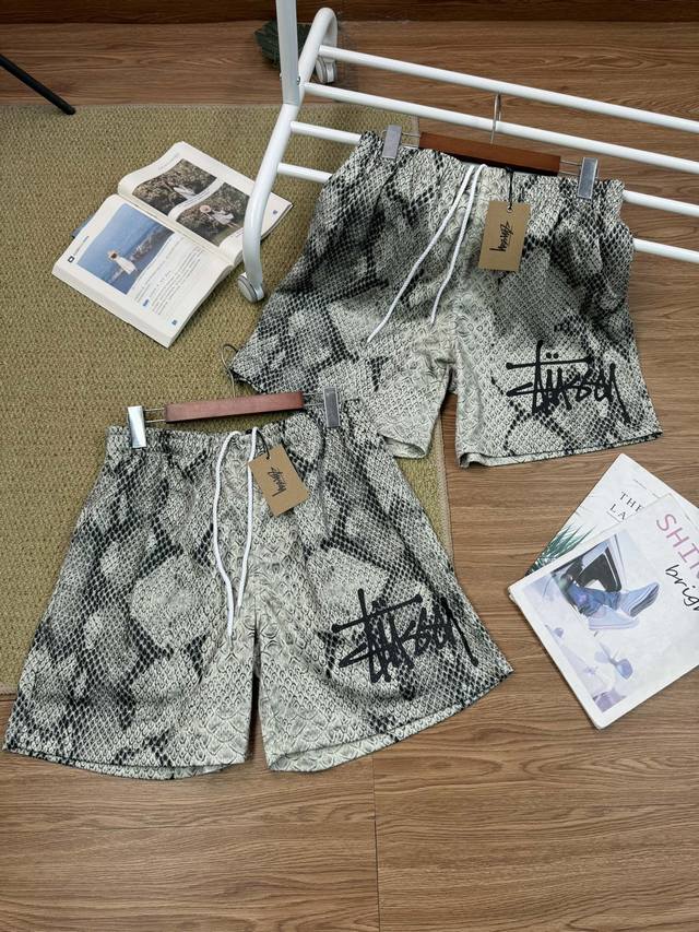 Stussy Ss24 Mesh Short Basic Snake夏季系列Logo标志网眼宽松五分休闲短裤男女同款 骨色 优质面料：采用高品质的网眼面料，具有