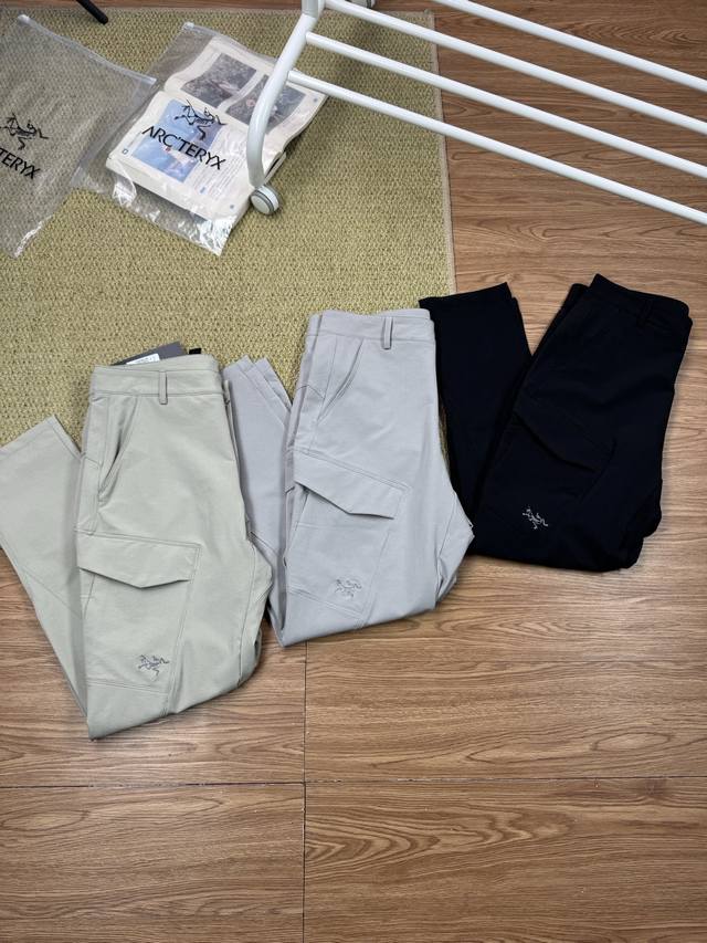细节图# Arc'teryx始祖鸟 轻量 透气 男子 速干工装长裤 都市机能轻量化弹力工装登山短裤，防泼水 透气 四面弹兼备的科技面料，让您在运动中获得舒适感。