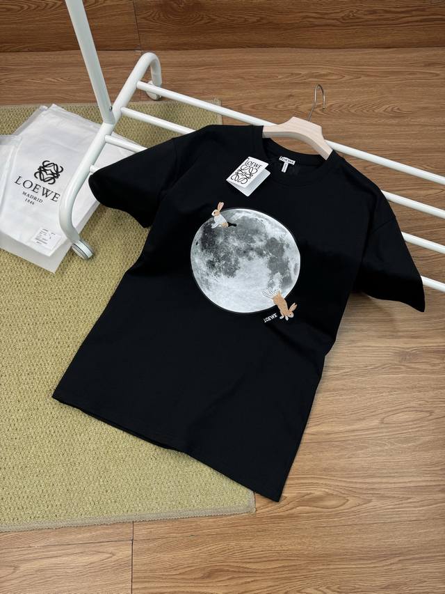 顶级复刻版本 Loewe 罗意威新款兔子月球印花刺绣休闲圆领短袖T恤 面料: 280G重磅纯棉，随意对比 砖柜同步。第一时间正品开发研制。欢迎对比！面料采用Zp