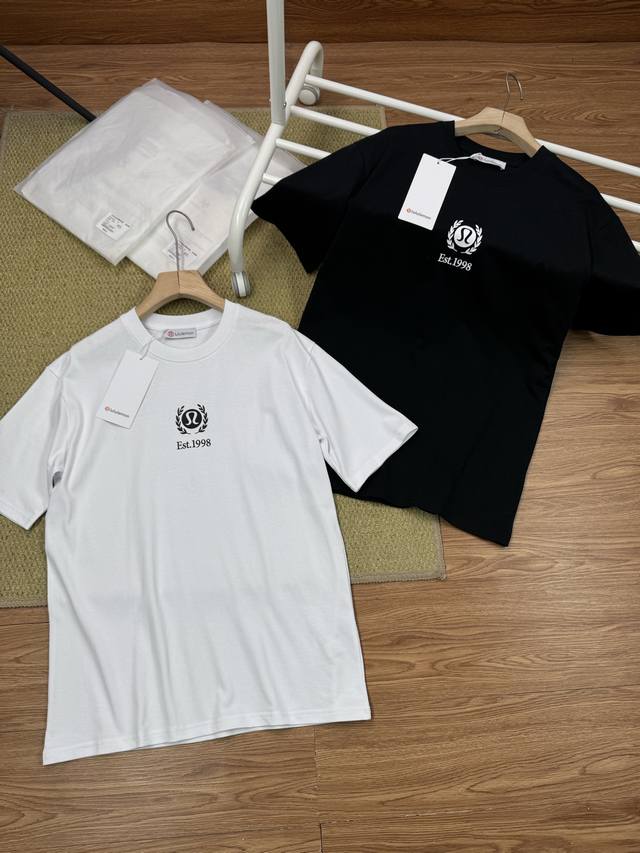 纯原臻品 Lulu新款圆领压花T恤，定织定染纯棉260克重洗水面料，做工精细。男女同款宽松落肩版型，时尚大气。 还在为日常穿搭不够出彩而烦恼？Lulu压花设计短