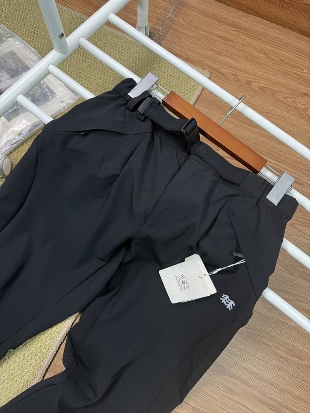 细节图 # 原单Kolonsport可隆休闲长裤男款户外秋季新品户外商务休闲软壳裤 是您的不二之选！这款裤子自带磁吸腰带卡扣和三条隐藏拉链，实现了既实用又时尚的