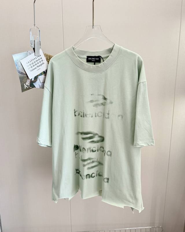价格P： 品名：*薄荷糖模糊字母做旧短袖 尺码：M.L 颜色：薄荷色 绝对高级的薄荷色，清新又舒适，这个颜色我超级推荐。高级又低调，绿色控真的很难逃得掉这款。随