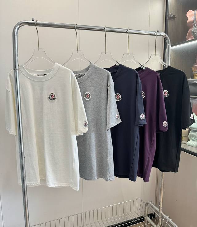 价格P： 品名：Moncle*女主角贴布短袖休闲裤套装 尺码：M.L 颜色：白色 灰色 藏青 紫色 黑色 经典款是永恒的，简约不简单，兜兜转转，回过头来永远流行