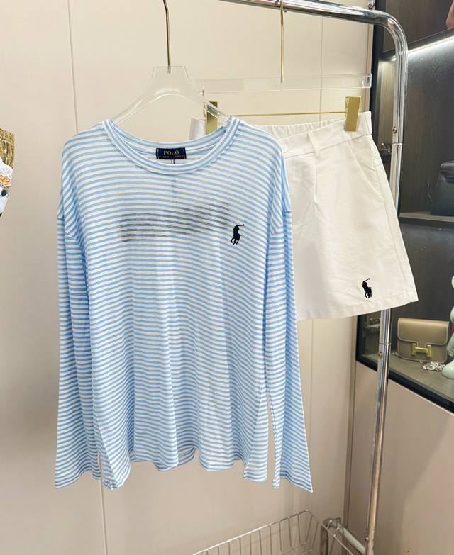 价格P： 品名： * 清甜蓝条纹防晒长袖短裤套装 尺码：M.L 颜色：蓝条纹 治愈系少女感，小清新穿搭，温柔治愈系少女感，这套简直就是氧气感搭配指南。清新低饱和