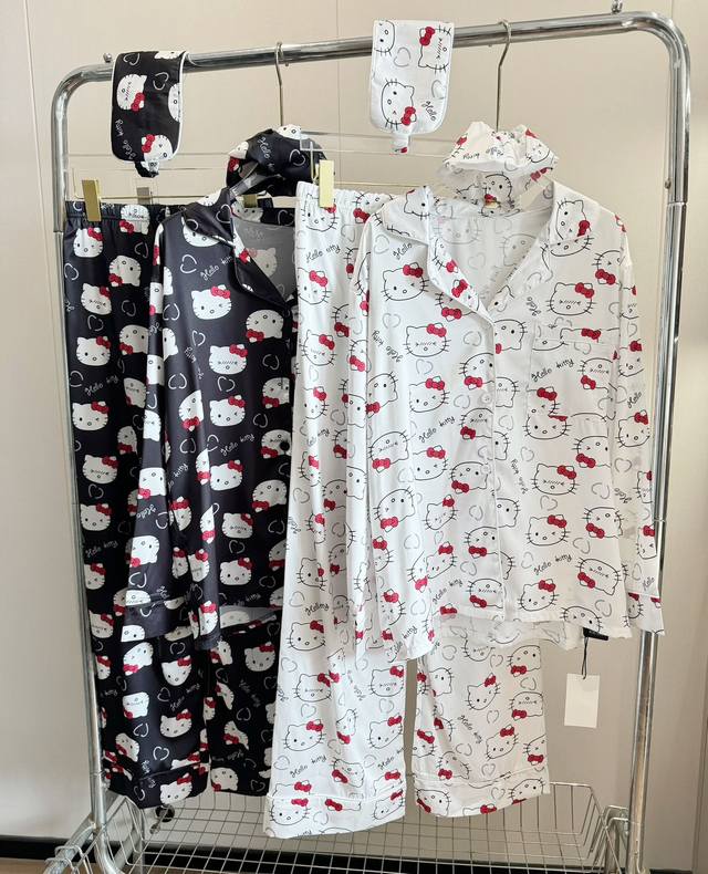 价格P： 品名： 凯蒂猫仪式感家居服睡衣四件套 尺码：M.L 颜色：白色 黑色 是谁的心动了？洗完澡钻进睡衣里，追剧 翻书 撸猫，连失眠都变得温柔起来，永葆美丽