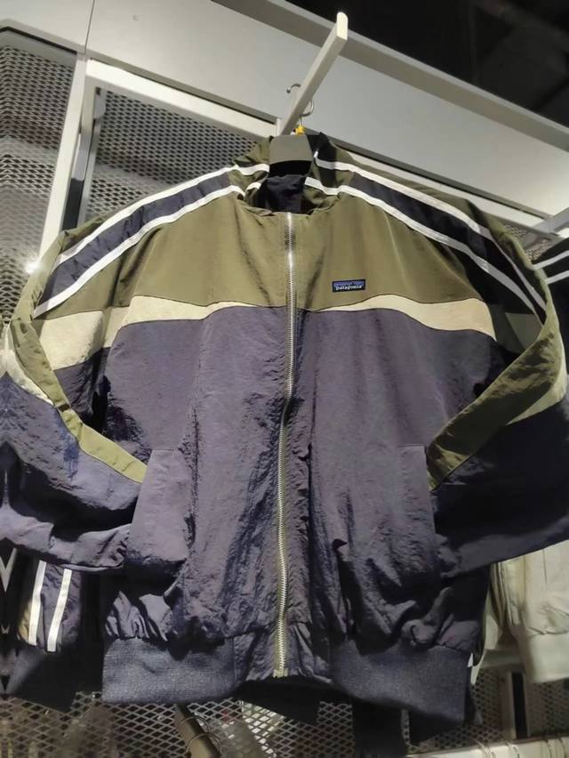 Patagonia巴塔哥尼亚 高品质重磅拼色绣标双层立领冲锋衣运动拉链机能落肩外套情侣款 Color: 拼色 Size: M-Xl M 胸围118 衣长69 C