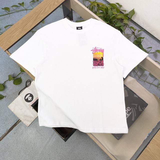 上新 款号：Bm150 2025新款Stussy斯图西日落潮汐图案字母Logo印花休闲情侣宽松短袖T恤，经典永远不会过时、人手必备款，250G纯棉精梳棉不起球不