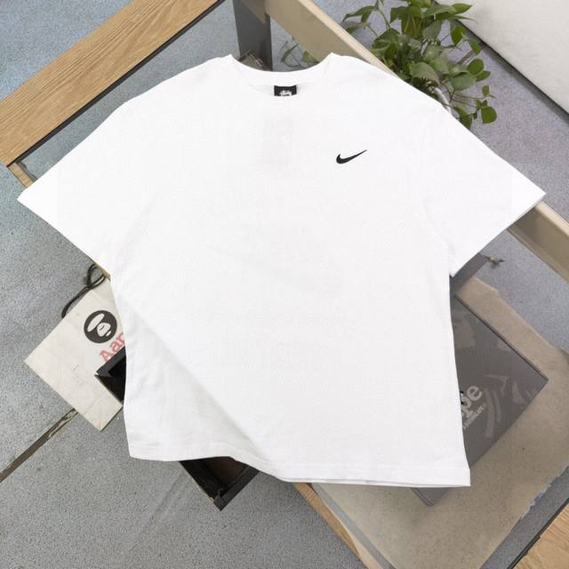 上新 款号：Bm111 2025新款Stussynike斯图西联名耐克刺绣钩子图案字母Logo印花休闲情侣宽松短袖T恤，经典永远不会过时、人手必备款，250G纯