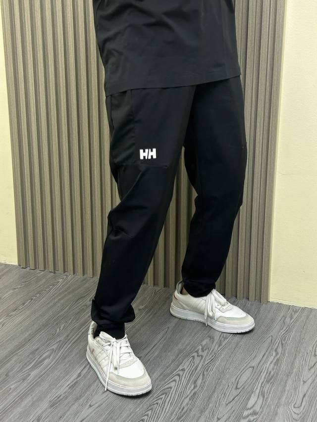 海丽汉森休闲束脚长裤 一款封神之作的男士长裤，不仅户外可穿，城市商务休闲也可搭配！ 官W在售1800+原厂货订单！标牌齐全！ 面料采用新型的户外梭织类面料的，