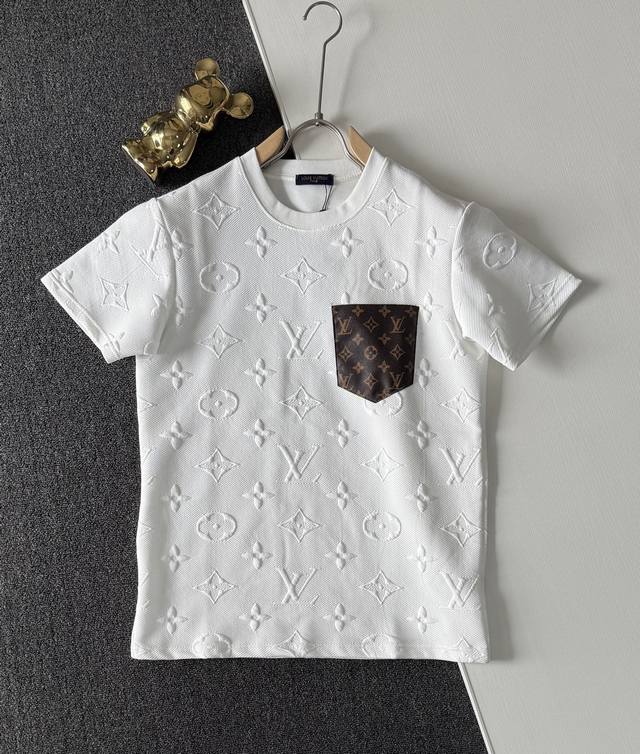 高品质 Louis Vuitton 路易威登3D凹凸暗纹提花T恤！ 定制300克全棉毛巾面料满印提花，质感舒适度都是拉满的，辨识度很高，上身简约百搭，手感非常舒