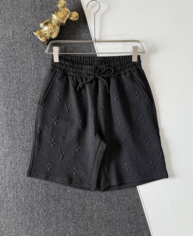 高品质 Louis Vuitton 路易威登3D凹凸压花短裤！ 独家新品，定制压花工艺，整条裤子满满的品标Logo，很显质感！辨识度很高，腰部做了抽绳的设计，方
