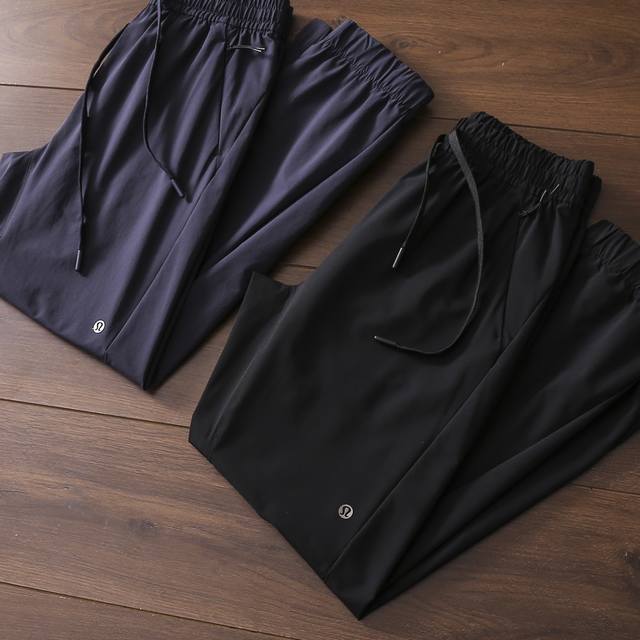 严选好货！Lululemon新款男士休闲运动长裤！经典时尚款，客供轻量化弹力梭织面料，轻薄透气，舒适耐穿！3D立体裁剪版型，两侧隐形拉链口袋，精美立体小标Log