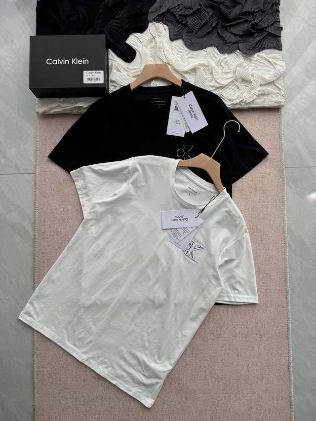 一盒两件！Ck Jeans25早春新款刺绣印花圆领纯棉短袖T恤 印花+刺绣一体的工艺，成本增加耗时耗力。 纯棉面料质感非常细腻 手感柔软平滑 弹性最好 穿着舒适