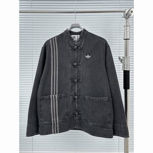 阿迪盘扣牛仔外套 水洗黑 S-M-L-Xl 陈冠希同款 蛇年限定 新中式牛仔 Adidas三叶草 新中式水洗牛仔外套情侣款 陈冠希同款 货号：Jy8275 三叶