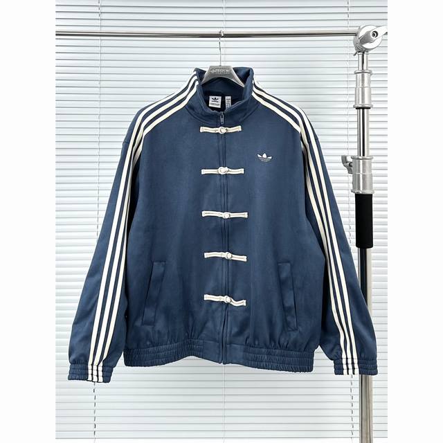 三杠麂皮绒唐装 蓝色 红色 灰白 姜黄 S-M-L-Xl 25Ss Adidas蛇年限定 王安宇同款 新中式麂皮绒唐装盘扣立领三条杠条纹夹克外套男女 Adida