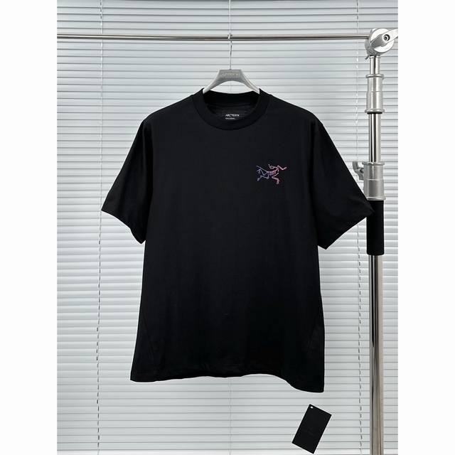 渐变鸟 短袖 黑金 黑紫 蓝紫 白紫 S-M-L-Xl Arc'teryx 始祖鸟 Kragg 纯棉错位剪裁圆领 短袖T恤 - 190G定制纯棉面料，采用双纱精