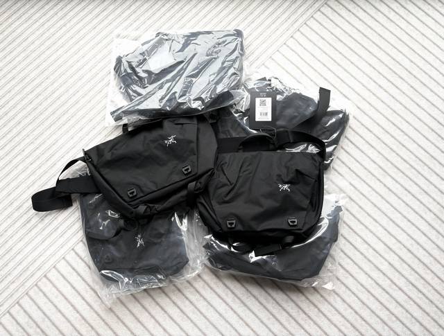 Arcteryx Granville 10 始祖鸟邮差包 10L，尺寸：34*42*13Cm Arcteryx 始祖鸟 Granville 10 经典纯色翻盖开