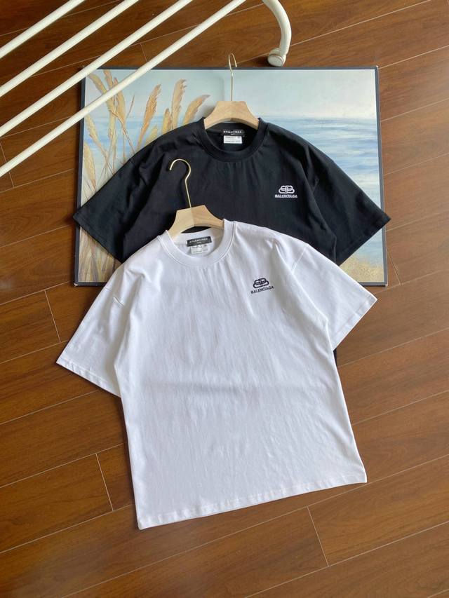 刺绣款！ Balenciaga巴黎世家联名款经典锁扣刺绣Logo男女同款情侣短袖 采用300克定制精梳棉，三针五线做工，领口包包边条，肩膀处内里带压条，做工面料
