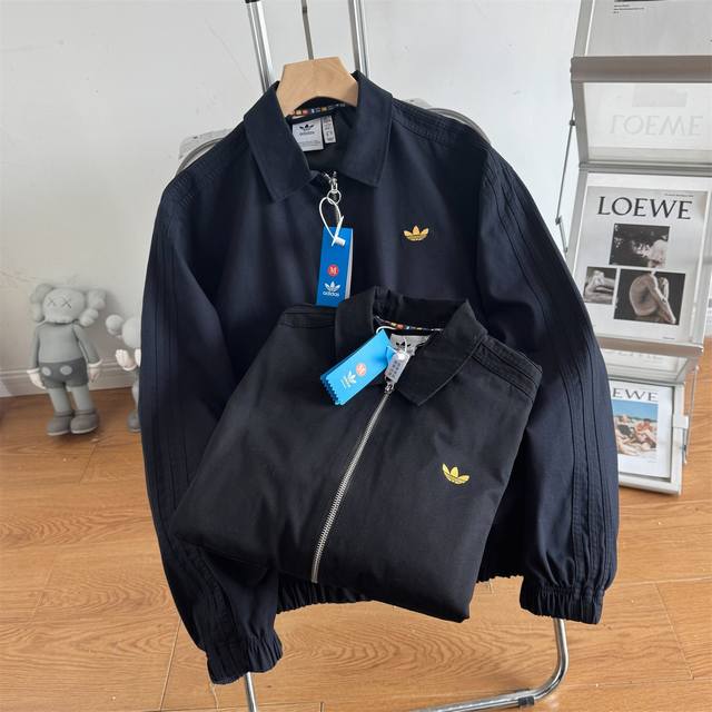 下单备注颜色上新 顶级复刻 Adidas Orginals 阿迪 三叶草 25初春款 三条杠 徽标草写字母Logo刺绣 男女款纯色翻领拉链夹克外套.定制面料，沙