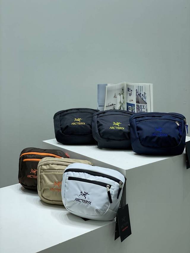 Arc'teryx始祖鸟户外多用途功能包 腰包胸包斜挎包 用途：户外、日常通勤、旅行 小红书热门款 尺寸：25*21*9 颜色：白色，黑色，深灰，宝蓝，浅卡其，