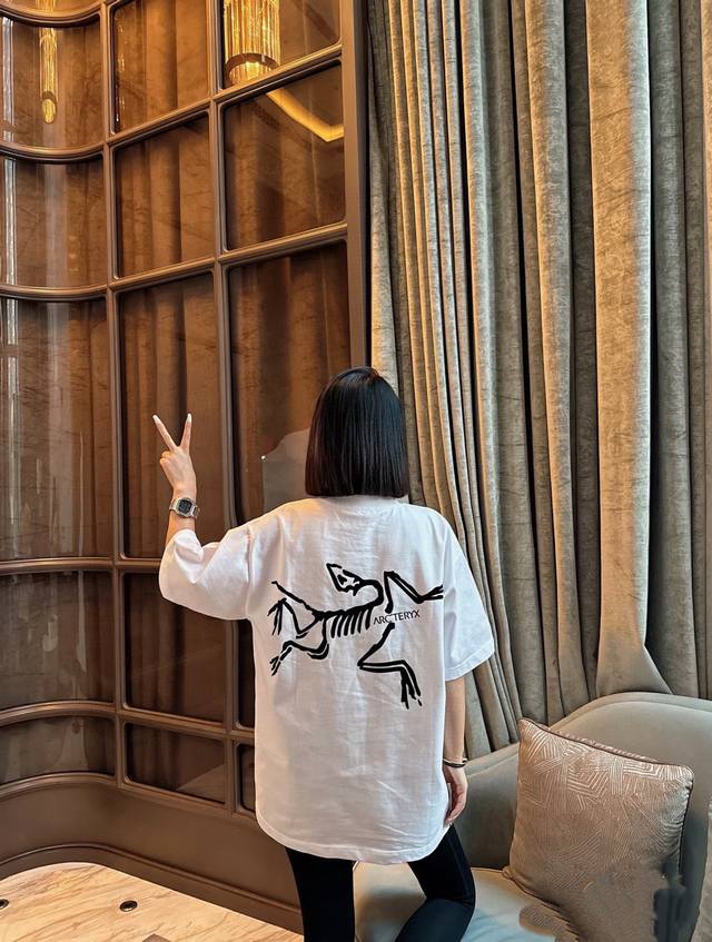 高品质 品名：始祖鸟 Arc'teryx 24Ss 后背大鸟印花Logo图案设计 男女同款圆领纯棉短袖T恤 版型；宽松版 面料：330G全棉精梳棉 颜色： 白色