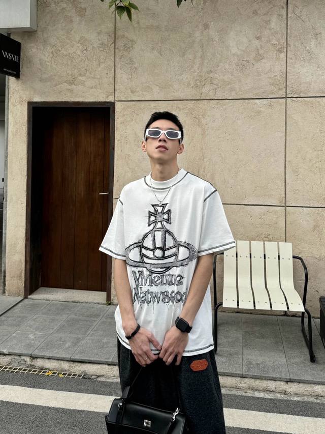 高品质 品名： 西太后 Vivienne Westwood 25Ss新款土星印花圆领宽松短袖男女同款短袖T恤 颜色：白色 黑色 尺码 M-L-Xl 肩宽 胸围