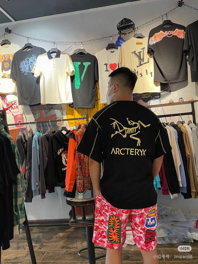 高品质 品名：始祖鸟 Arc'teryx 24Ss 明线拼接三针五线工艺印花新款Logo宽松男女同款圆领短袖T恤 版型；宽松版 颜色： 黑色-白色 尺码M-L-