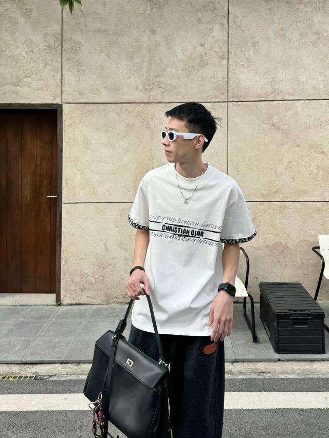 高品质 品名： 迪奥 Dior25Ss新款手绘涂鸦老花字母圆领宽松短袖男女同款短袖T恤 颜色：白色 黑色 尺码 M-L-Xl 肩宽 胸围 衣长 M 62 112
