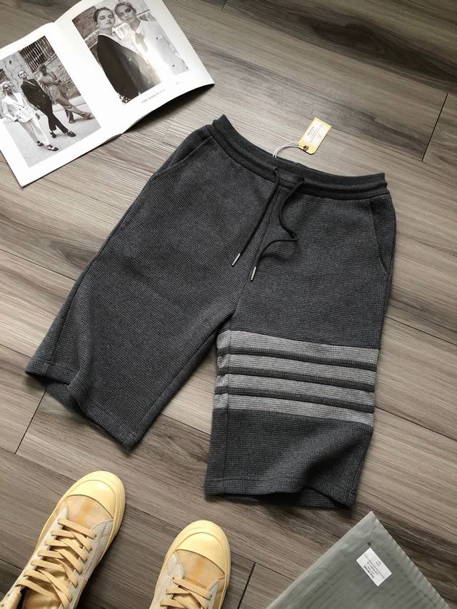 顶级版本！ Tb丨Thom Browne 汤姆布朗 四条杠华夫格男女款抽绳短裤. 颜色：深灰色. 材质：定织原版380G华夫格面料. 尺码: 1 2 3 4码.
