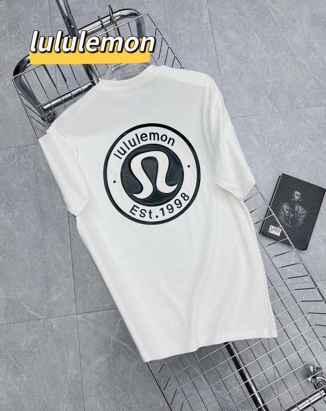 被追着问的Lululemon短袖T恤， 这件短袖T恤，已经成了我的运动必备和日常爱穿单品，真心推荐给各位运动达人和追求品质生活的朋友们！ 夏日炎炎，Lulule